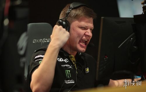 由现役队长 由现役队长